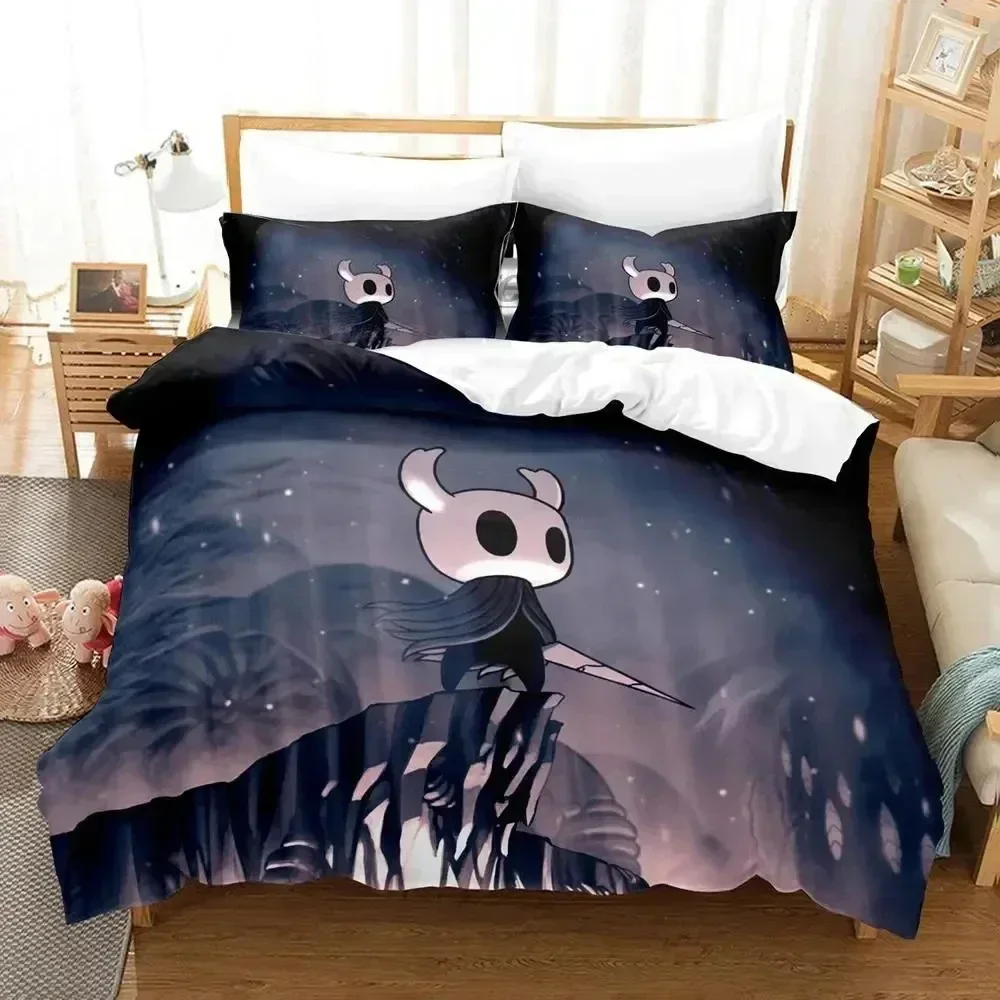 Фото Комплект постельного белья «Аниме-игра Hollow Knight»: пододеяльник, простыня, наволочки, для кроватей размеров Full, Queen, King, для спальни №2