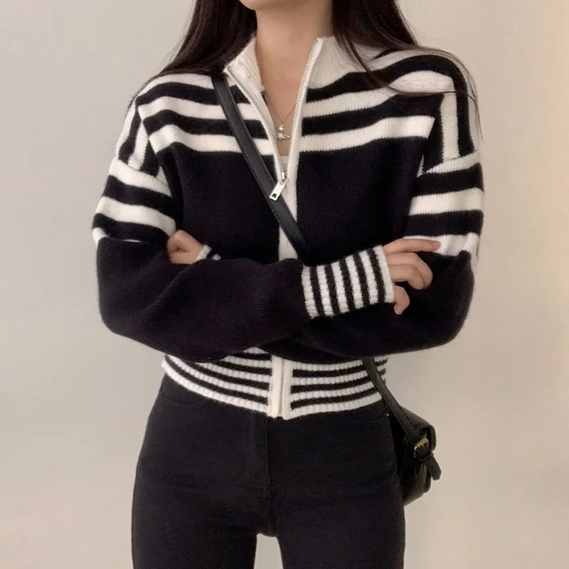 

Женский трикотажный кардиган в полоску, на молнии