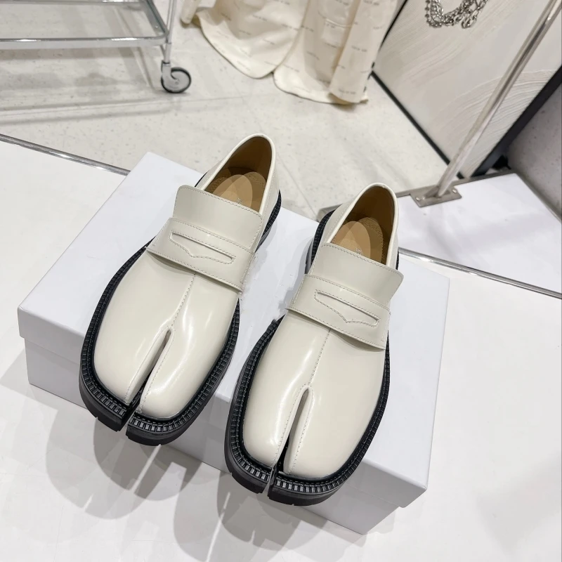 Flat split toe shoes, thick loafer shoes, women's spring and summer new leather, British style horseshoe, single shoe, pig shoe