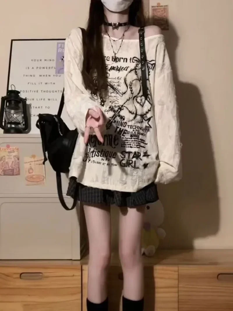 Гранж-готические футболки с открытыми плечами и графическим рисунком женская