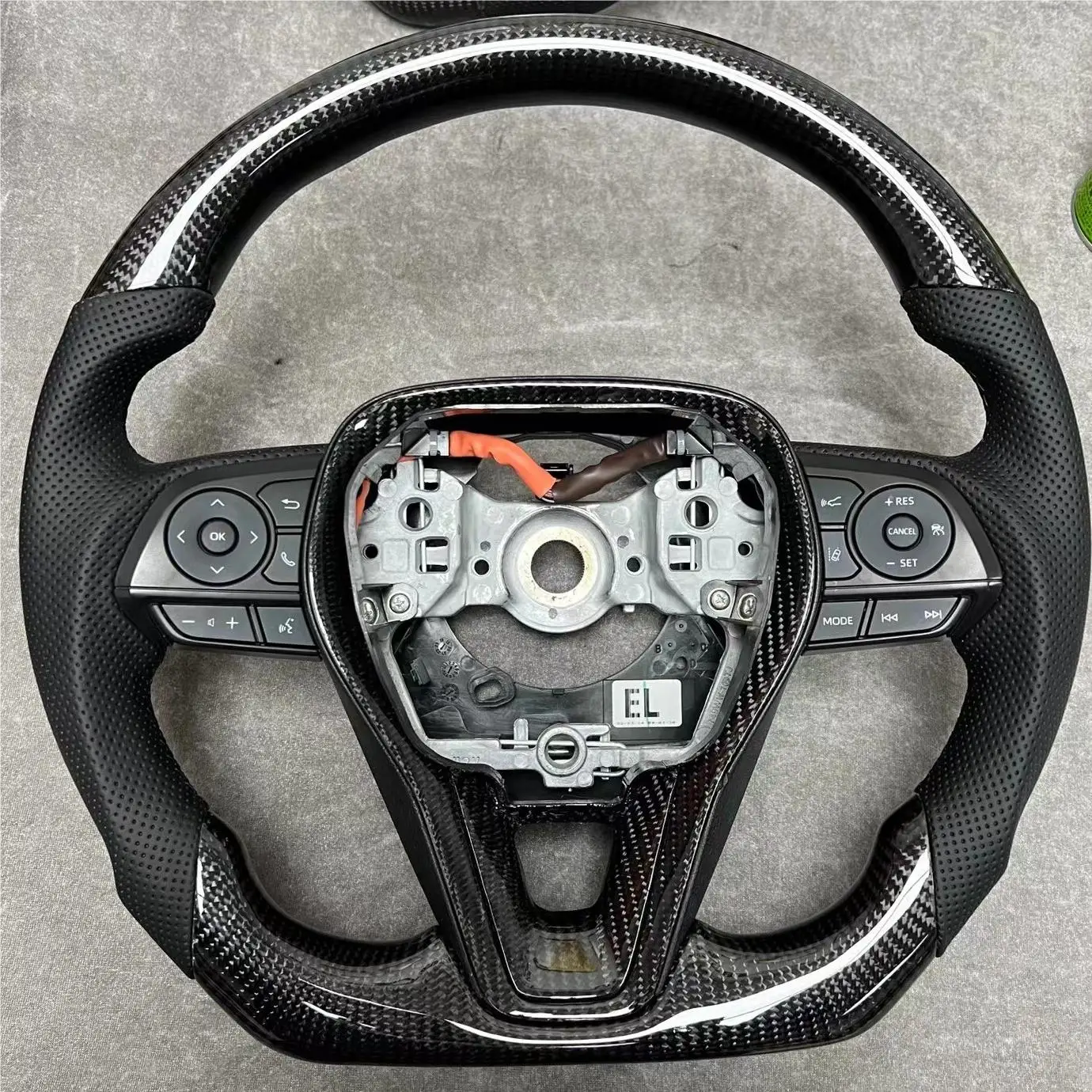 

Сменное рулевое колесо из настоящего углеродного волокна с кожей для Toyota Corolla Cross 2020-2023