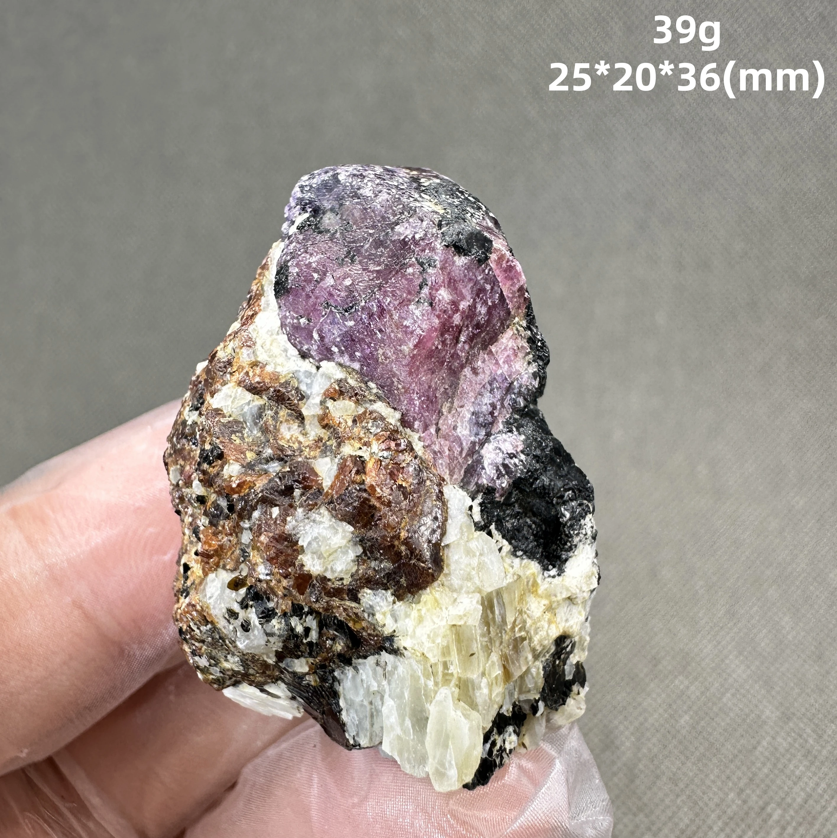 

Натуральный корунд (красноватый сапфир) от QIANCHUAN