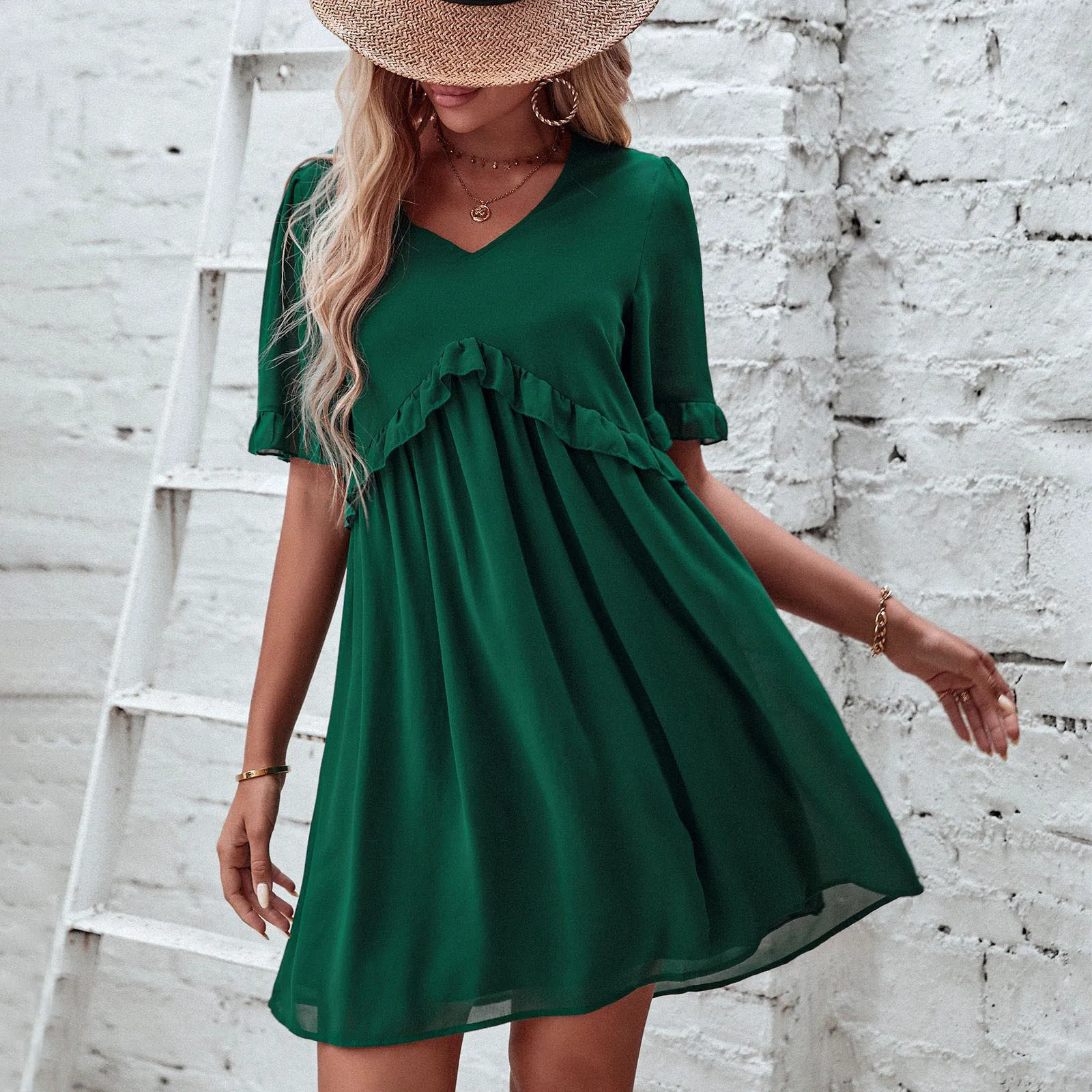 

Женское платье-мини с коротким рукавом, V-образным вырезом и оборками