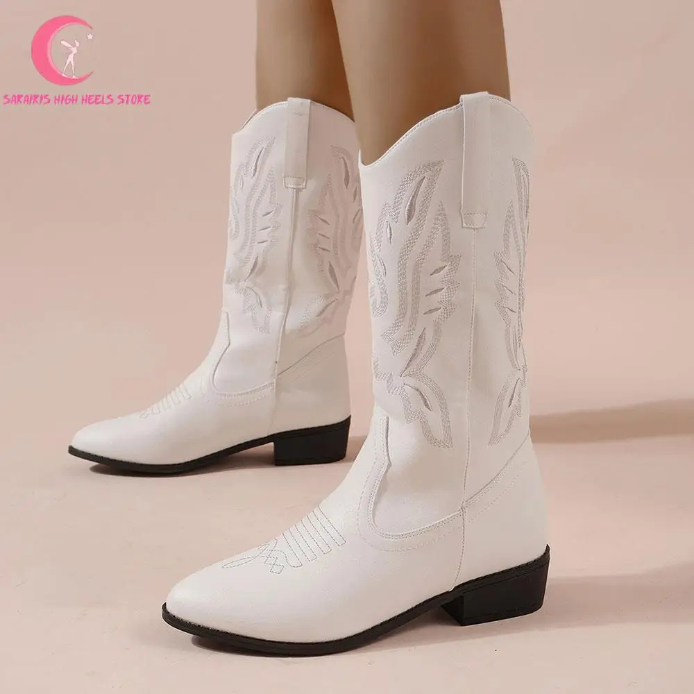 

Женские ковбойские сапоги, белые универсальные сапоги до середины икры с острым носком и вышивкой на массивной платформе, 2023