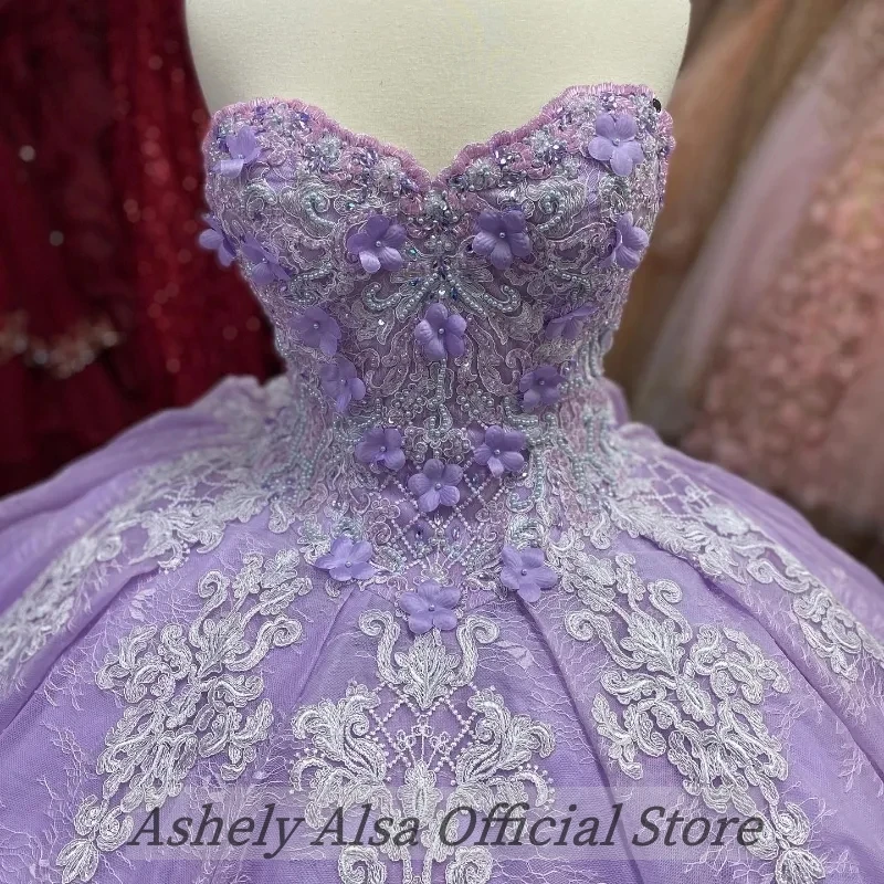 Платье с открытыми плечами кружевом и жемчугом