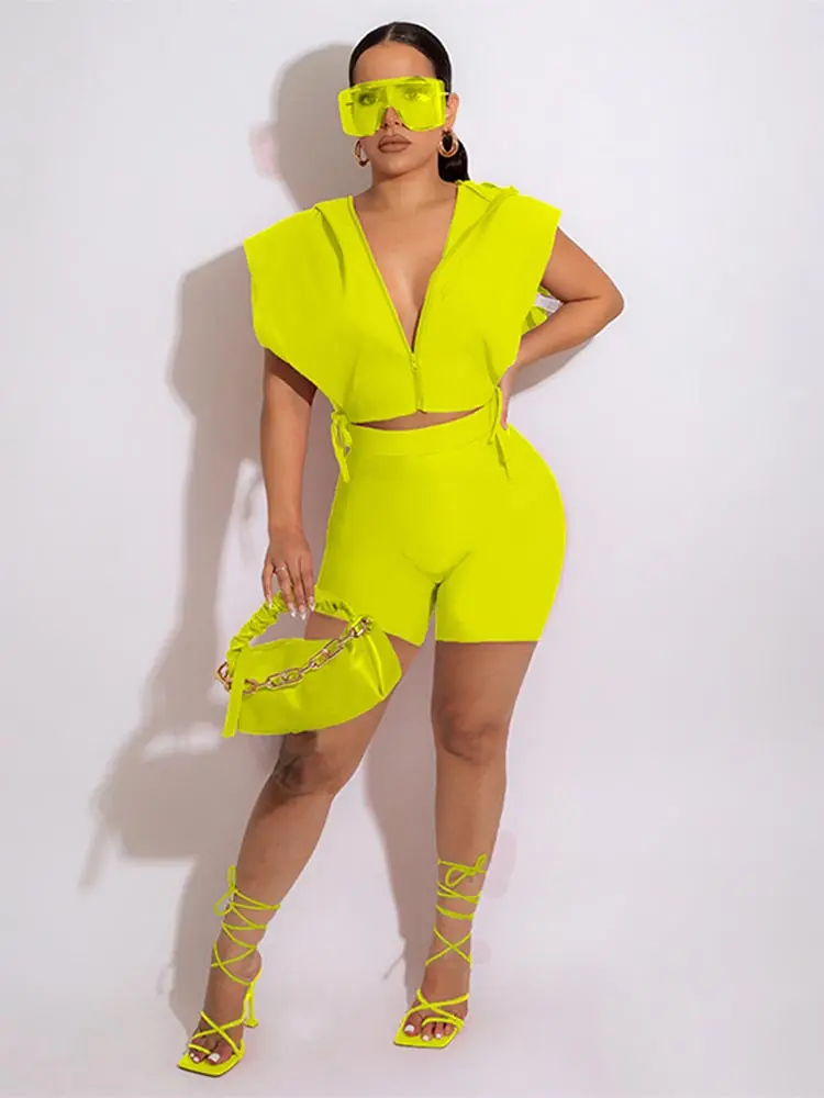 Женский комплект из двух предметов рубашка с капюшоном и шорты боковой завязкой