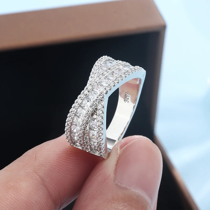 Женское кольцо с геометрическим пересечением из серебра пробы