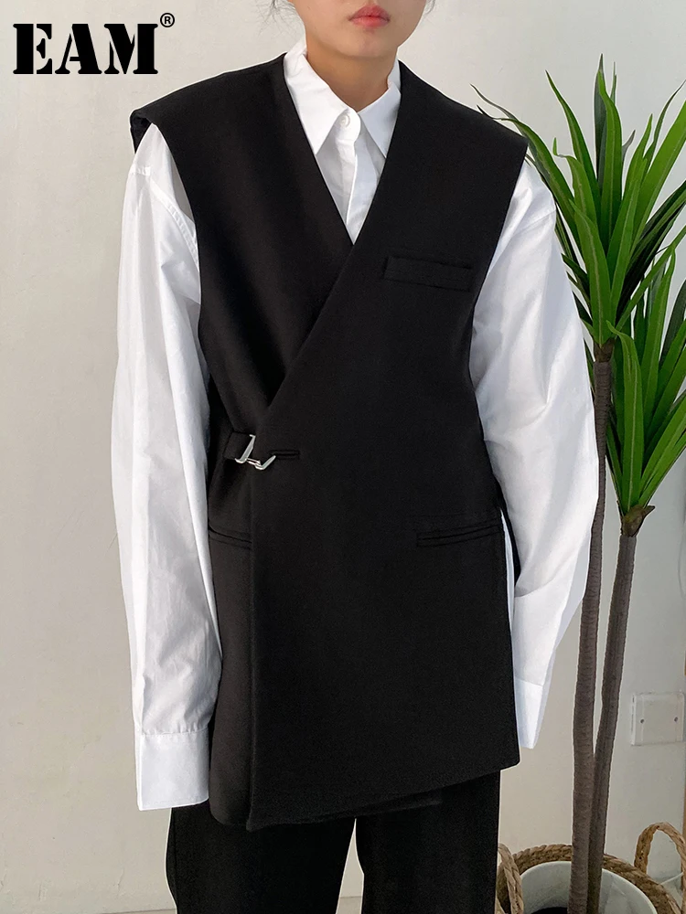 

[EAM] Women Loose Fit Black Buckle Irregular Bgi Size Vest New V-collar Sleeveless Fashion Tide Spring Autumn 2022 1DF1151