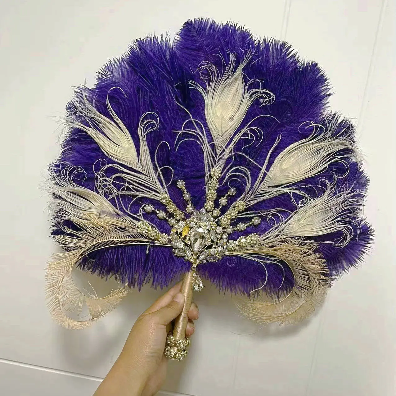 

EillyRosia Blue Ostrich Feather Fan Alternative Brooch Wedding Bouquet for Bride Great Gatsby 1920s Party Bridal Feather Fan