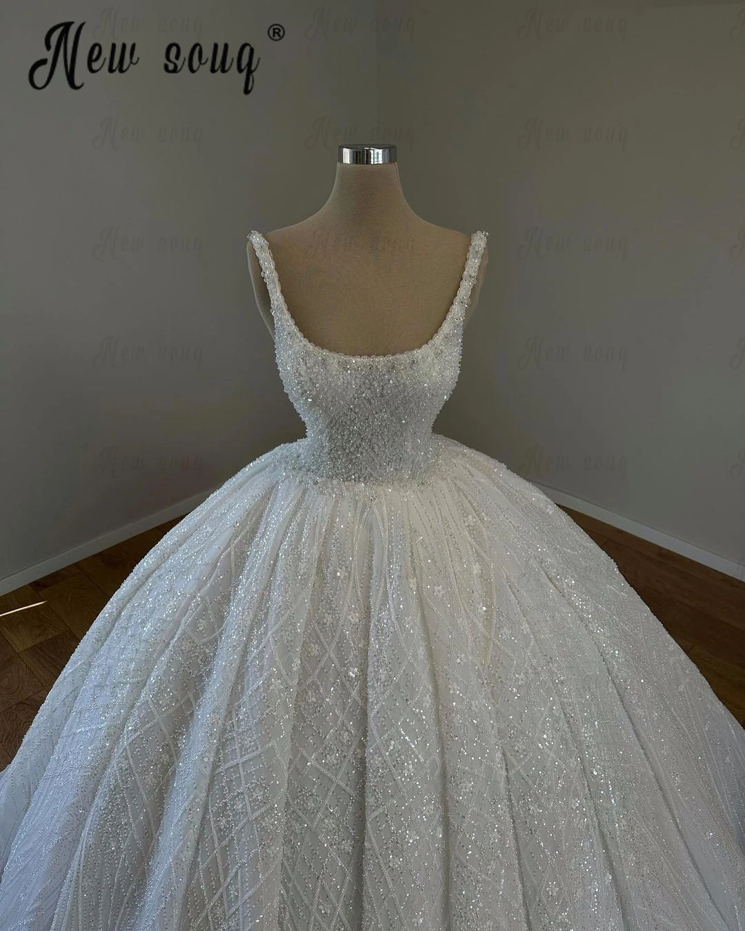 Женское свадебное платье с круглым вырезом на тонких бретельках