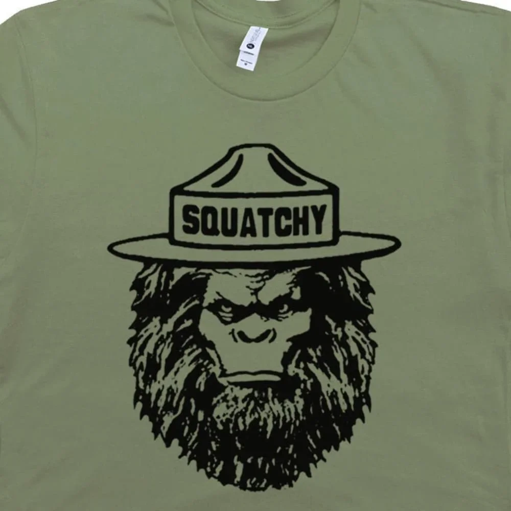 Приземительная футболка Sasquatch Camping Bigfoot Забавный ретро походный национальный