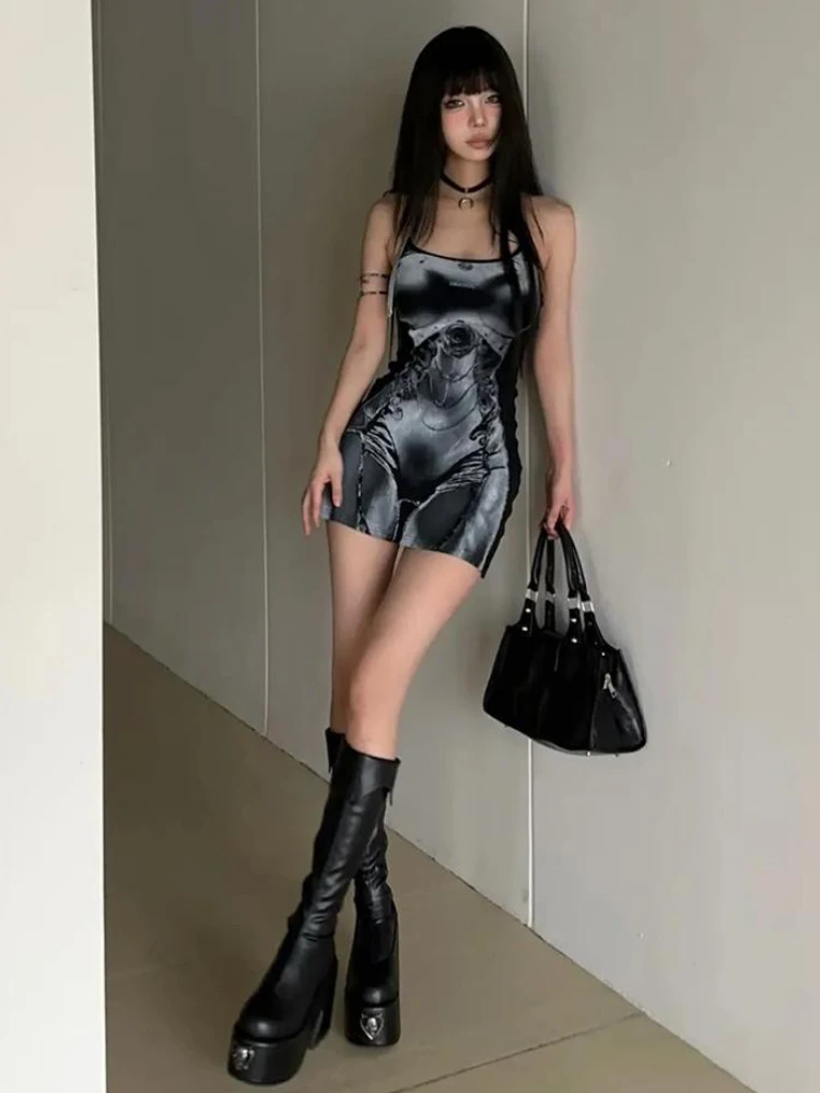 Женское платье-футляр без рукавов