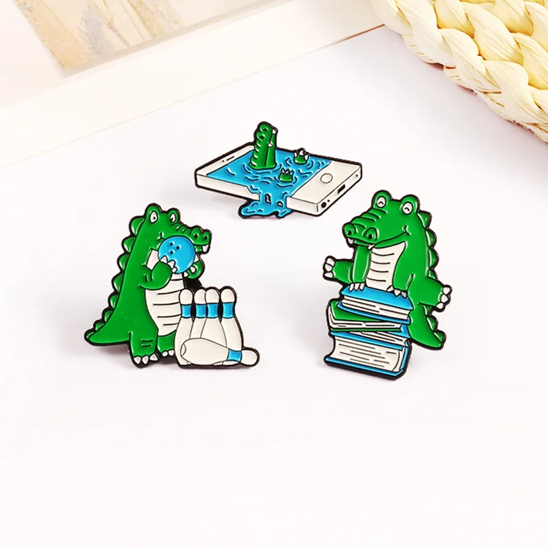 Симпатичная зеленая эмалированная брошь в форме динозавра для боулинга бассейна чтения книг металлические значки забавная одежда ювелирные изделия заколки на лацкан аксессуары Подарки Симпатичная зеленая эмалированная брошь в форме динозавра для боулинга бассейна чтения книг металлические значки забавная одежда ювелирные изделия заколки на лацкан аксессуары Подарки