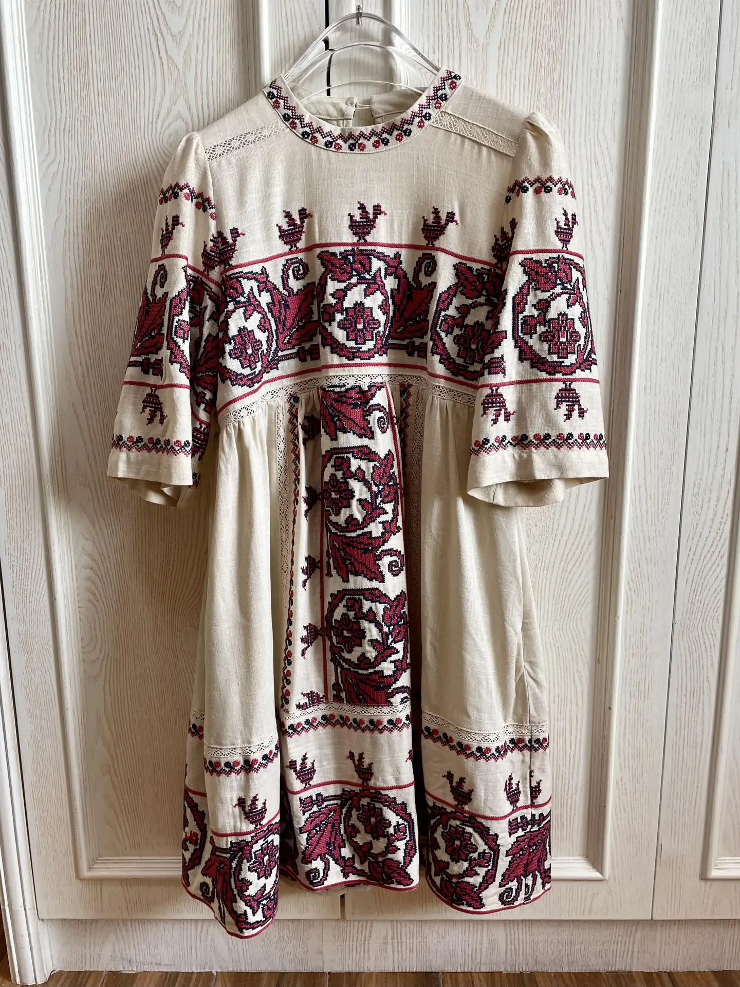 Новинка 2024 женская модная юбка с коротким рукавом круглым вырезом и вышивкой