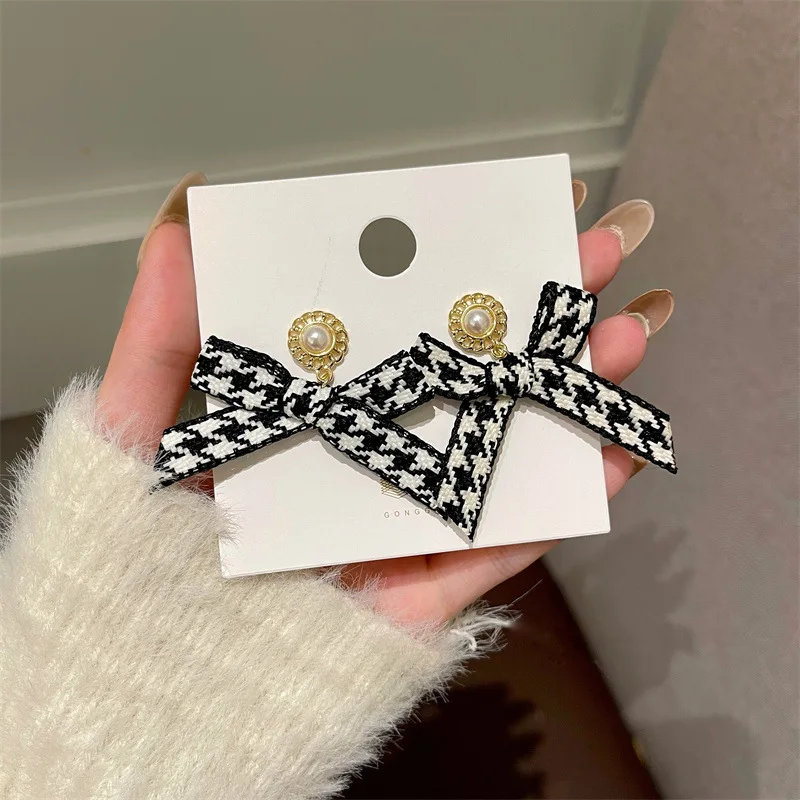 

Temperament New Bowknot Stripe Clip on Statement Earrings Black White Vintage Earrings Women Aesthetic Accessories