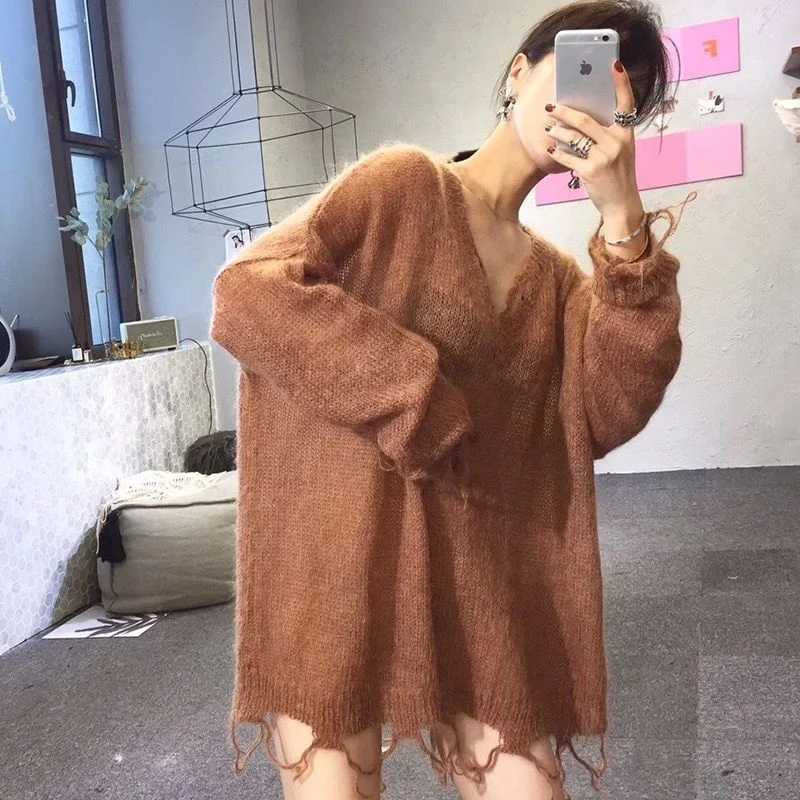 Женский трикотажный свитер с вырезами и V-образным вырезом |