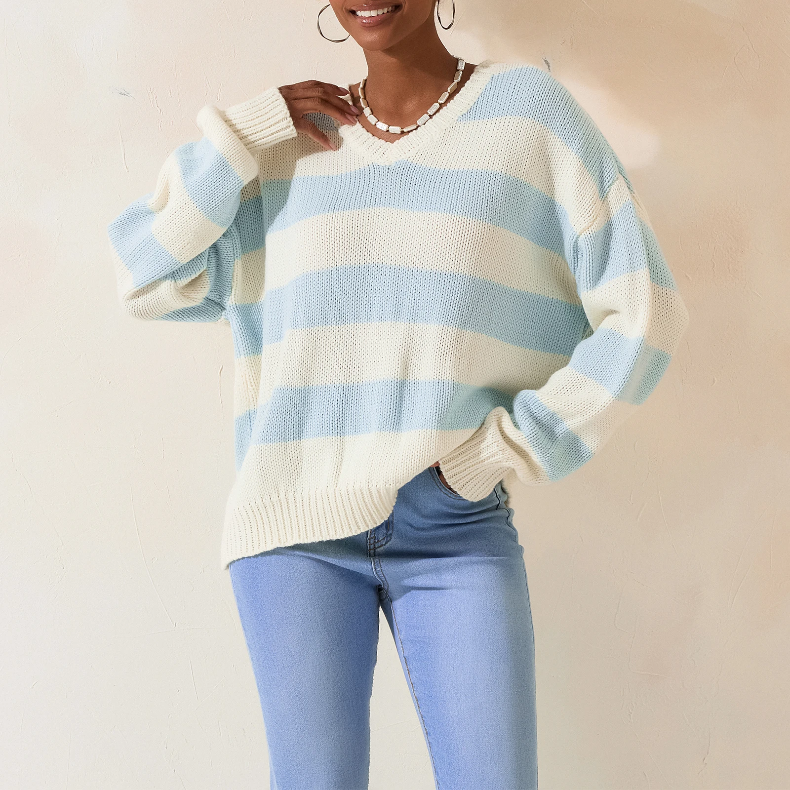 Женский осенний полосатый свитер с заниженными плечами и длинным рукавом