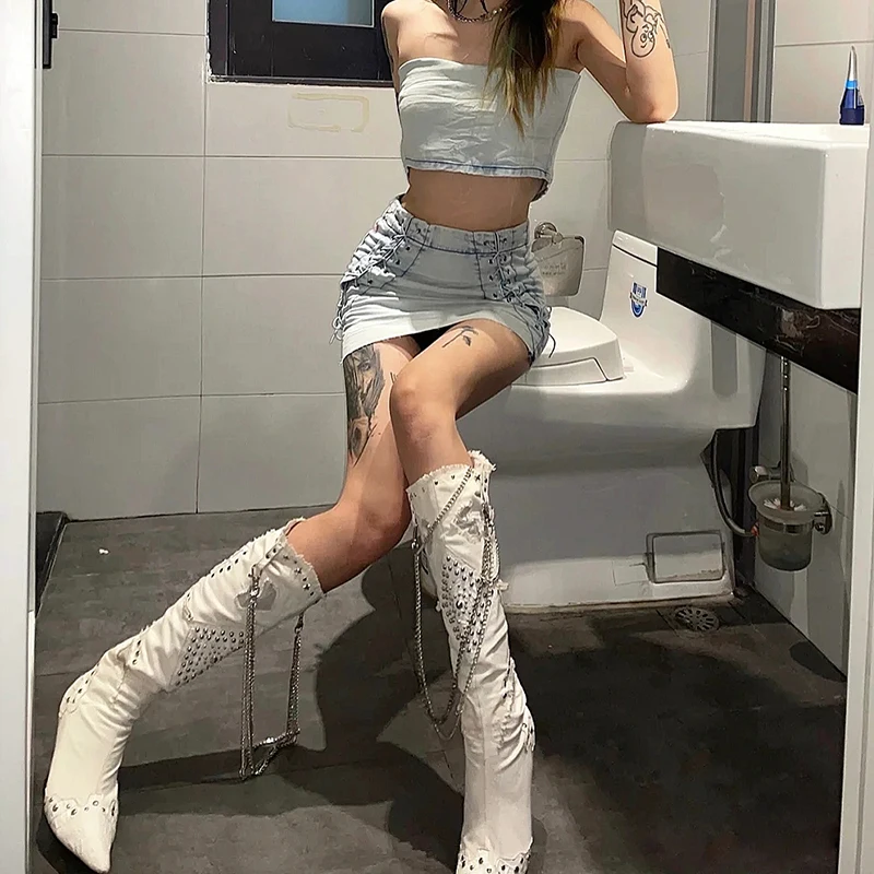 

Женские сапоги до колена, с металлической цепочкой, заклепками и острым носком