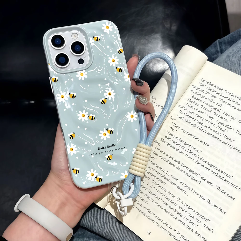 Фото Модный силиконовый чехол Fashion Bee Daisy Wrinkle для iPhone 17, 15, 13, 11, 12, 14, 16, 17 Pro Max, 14, 15, 16 Plus, 17 Air с ремешком №2