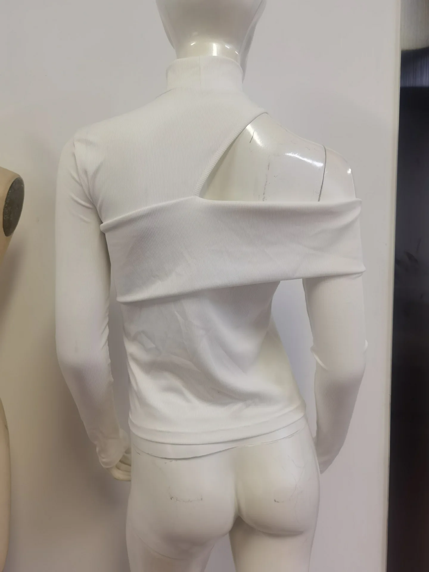 Женский топ с длинными рукавами и вырезом