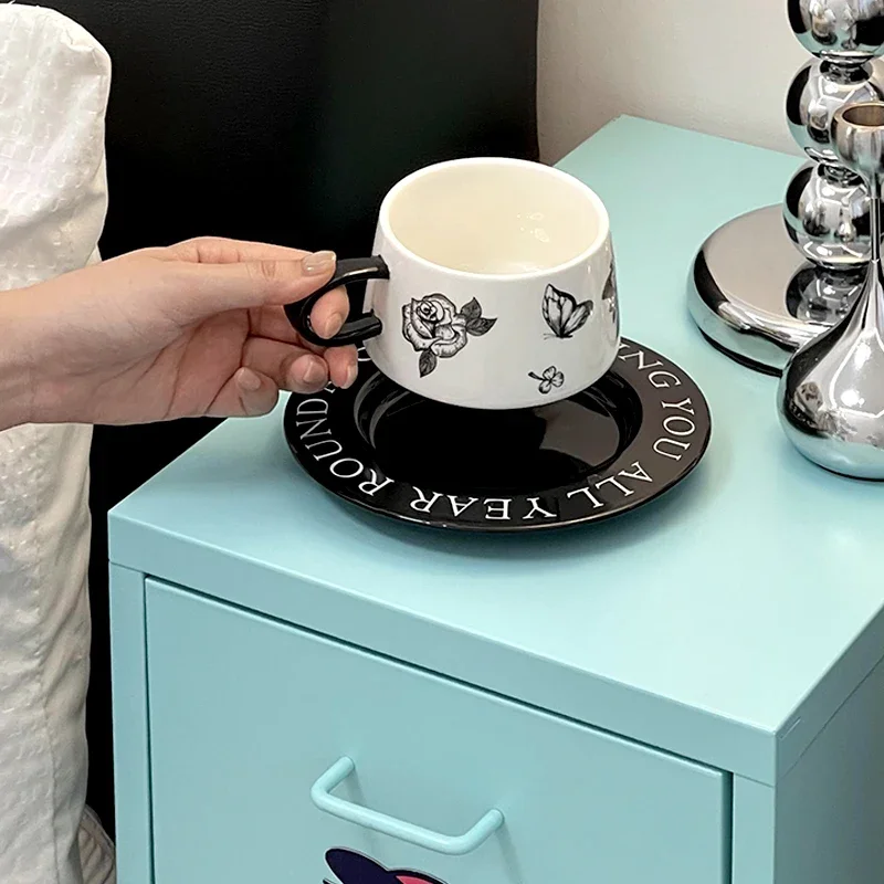 yyhcКованая прикроватная тумбочка. Маленькая простая современная бытовая детская