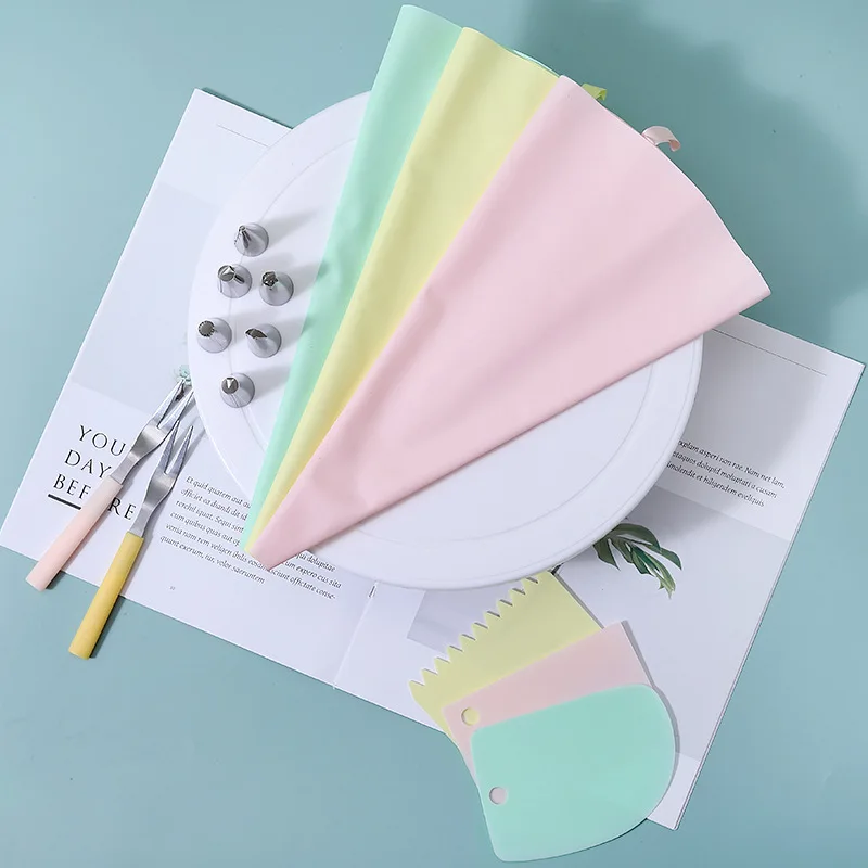 

14Pcs Stainless Steel Piping Nozzles Silicone Piping Bags Scrapers Cream Pastry Cupcake DIY Birthday Party Cake Decorating Tools
