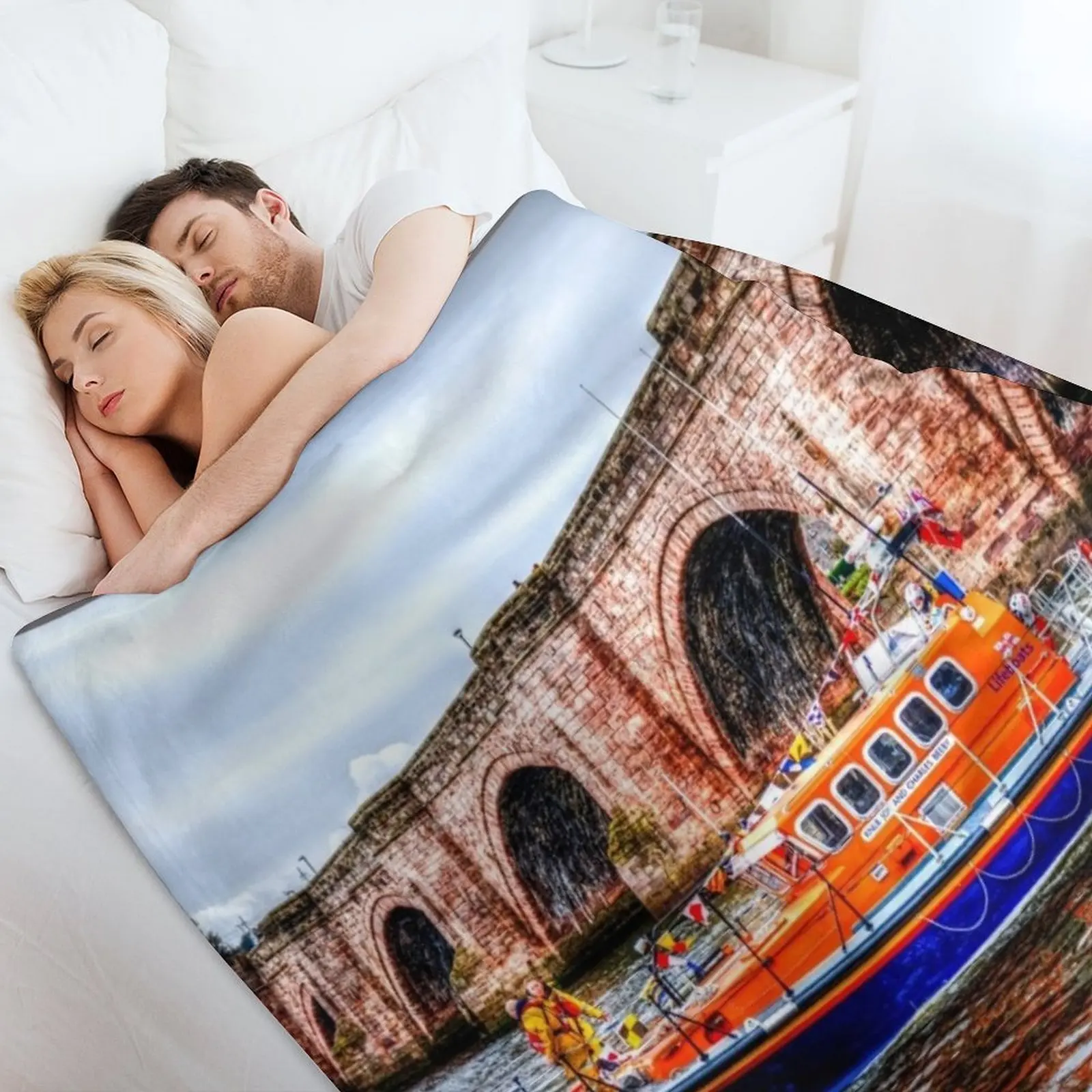 Berwick Upon Tweed RNLI спасательная шлюпка и старый мостик пледы ворс детские