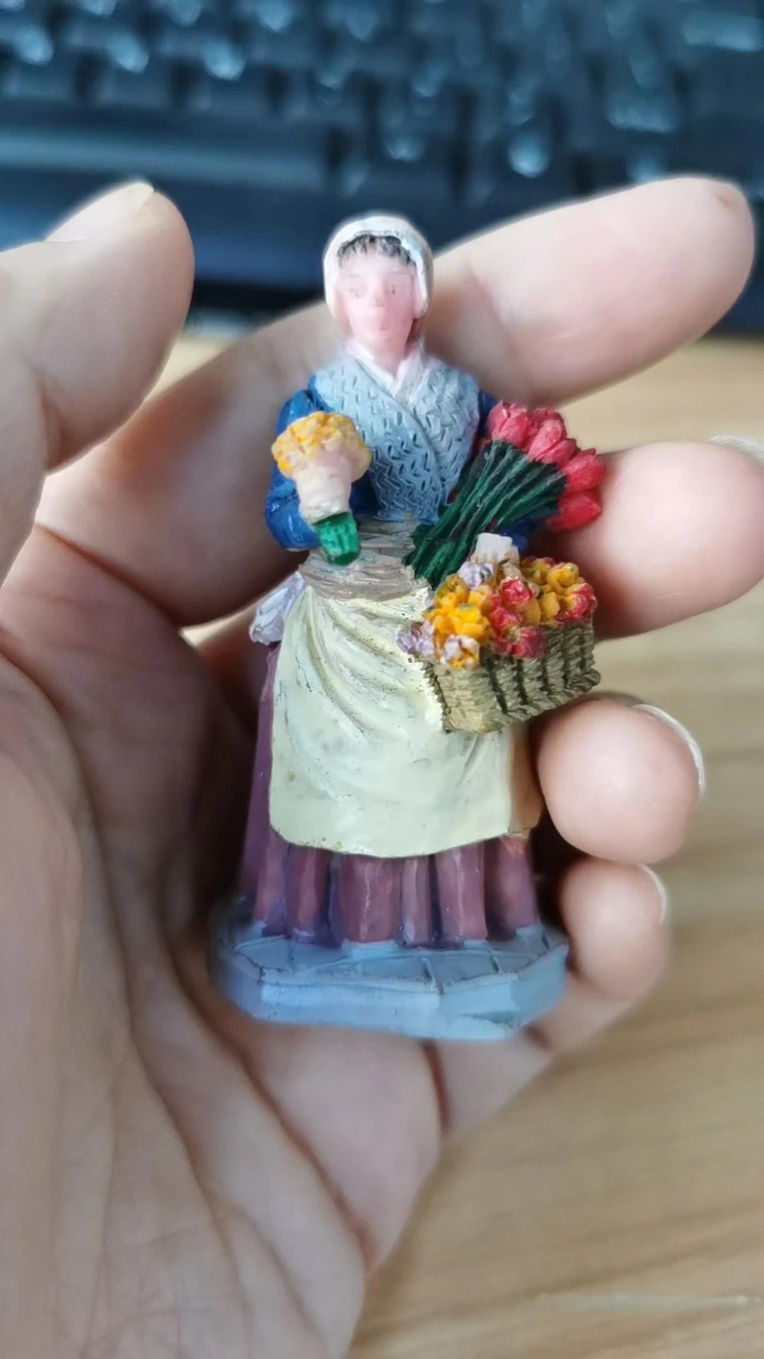 

Фигурка из полимера "Женщина, продающая цветок"