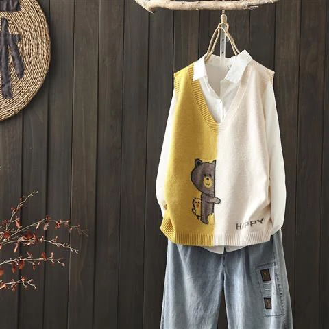 

2022 Spring Autumn Literary Simple Color Blocking Women's Knitted Vest Loose Versatile V-neck Girls' Casual Bear Pattern Yellow