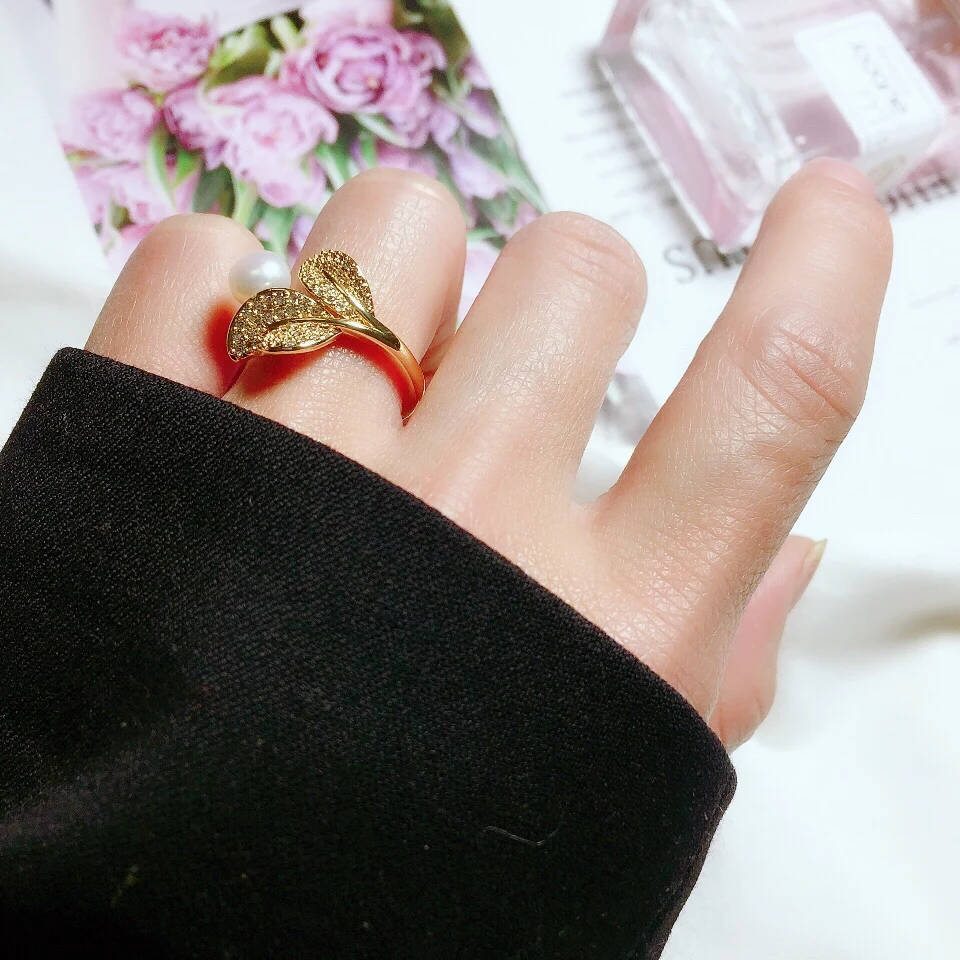 

Кольцо из циркония с двумя листьями, модные женские аксессуары из натурального жемчуга, регулируемое женское кольцо из нержавеющей стали, ю...