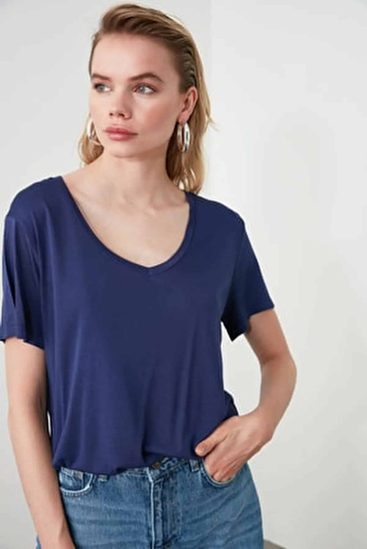 

Футболка женская трикотажная с V-образным вырезом, темно-синяя