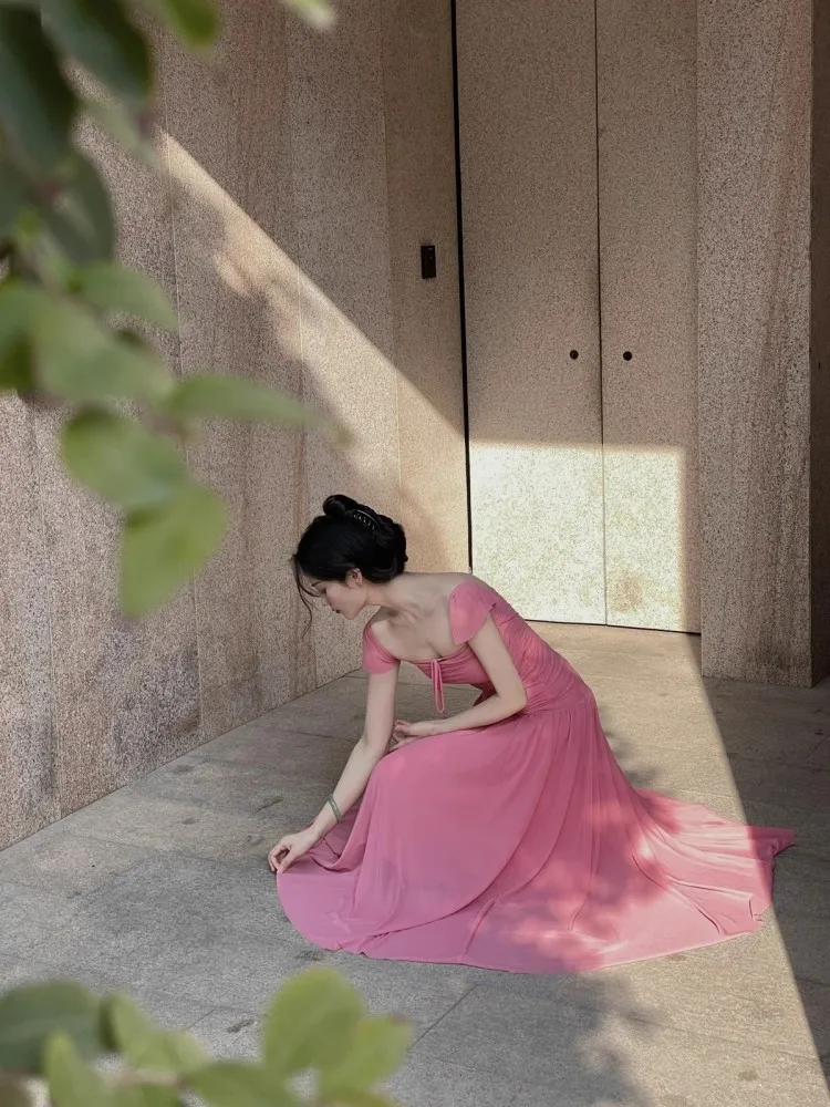 Женское облегающее платье розовое длинное с квадратным вырезом лето