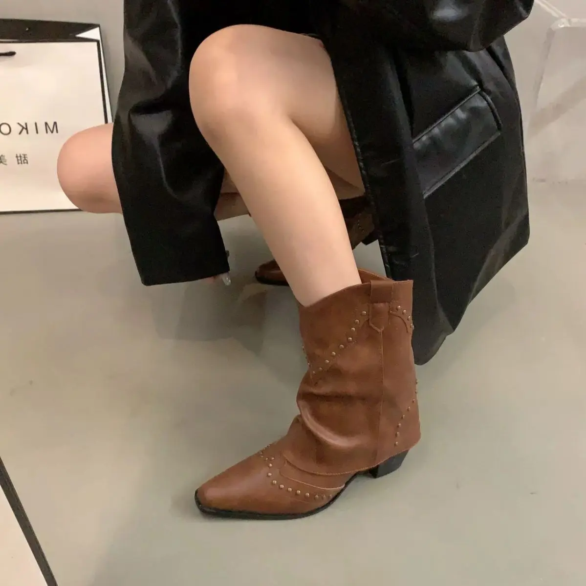 

2023 Autumn and Winter New Retro Pointed Western Boots Female Brown Rivet High Pants Tube Boots Thick Heel Tube Pile Boots.