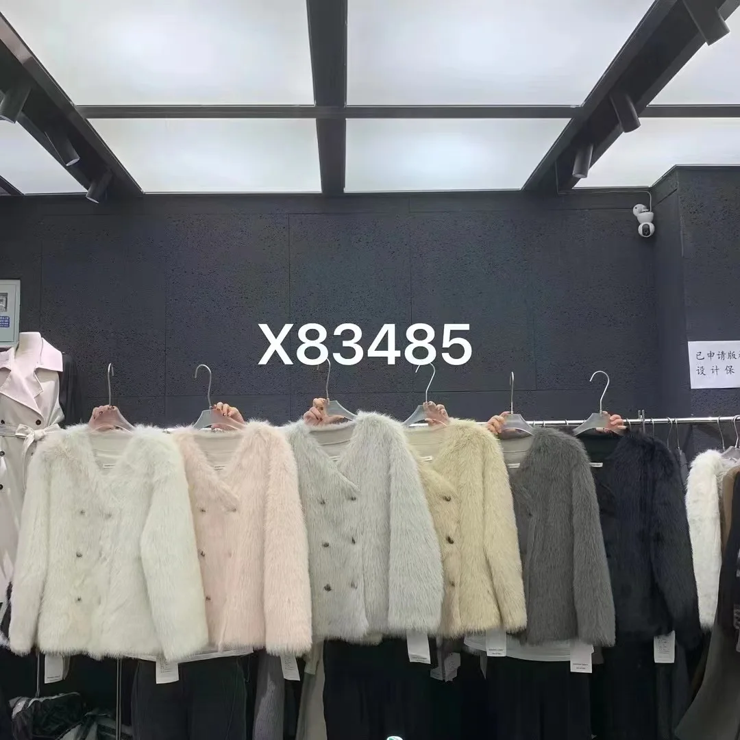 The new V-neck in winter shows a thin fluffy fur coat temperament woman