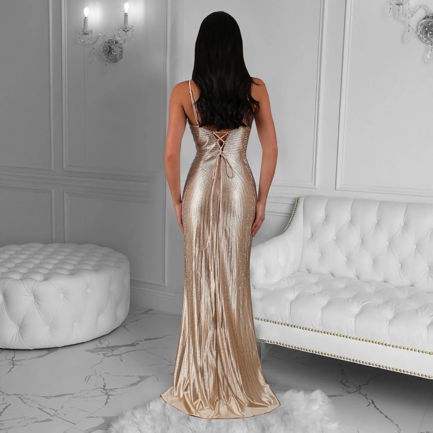 Женское длинное платье с глубоким v-образным вырезом