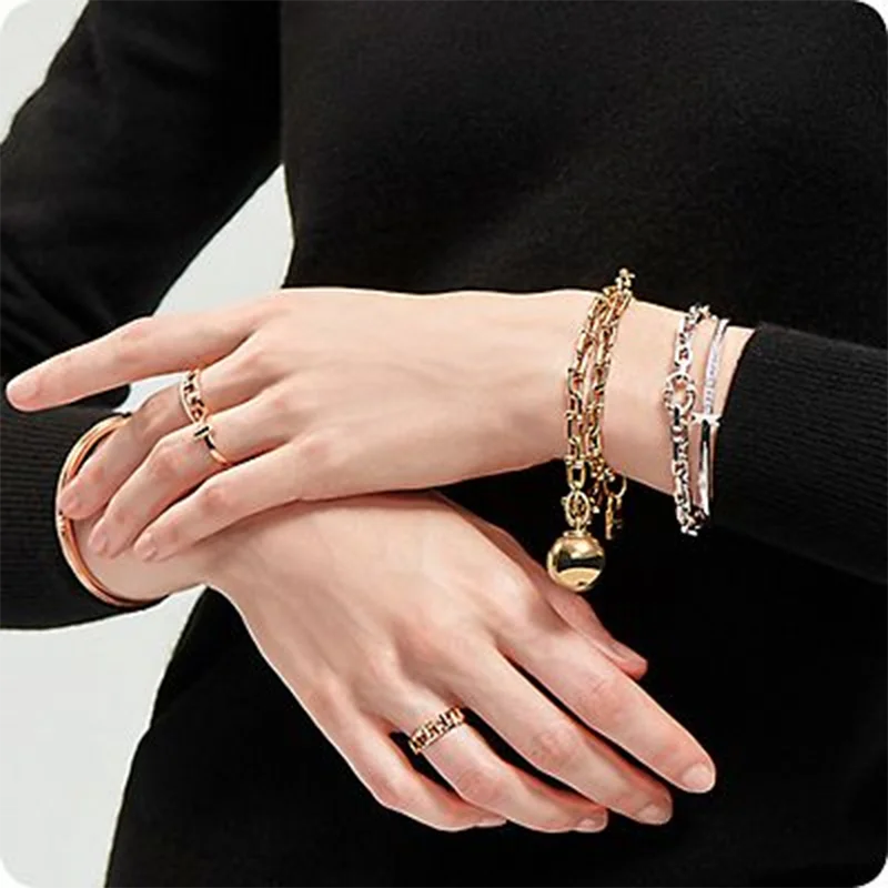 

2023VIP latest high-end gift with attractive men's and women's bracelets