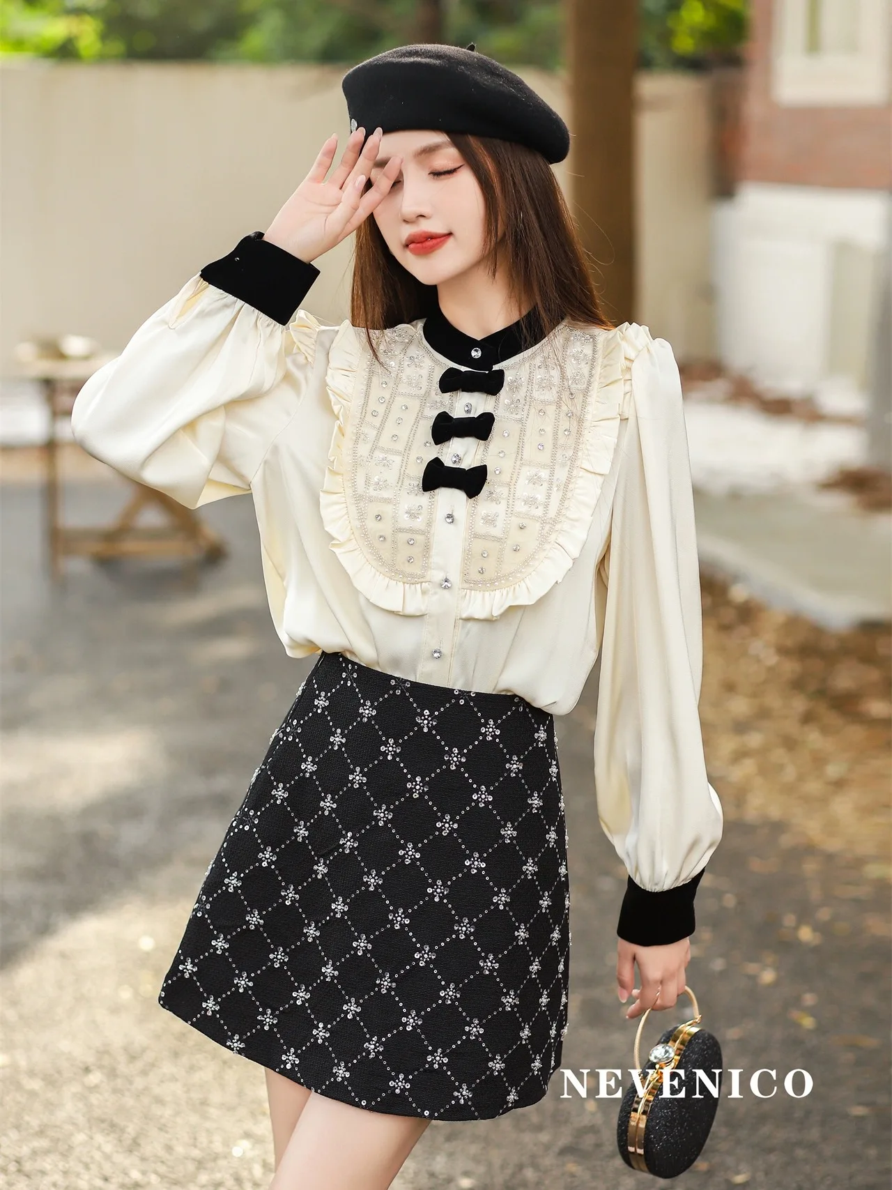 Блузка женская во французском стиле с воротником-стойкой и бантом