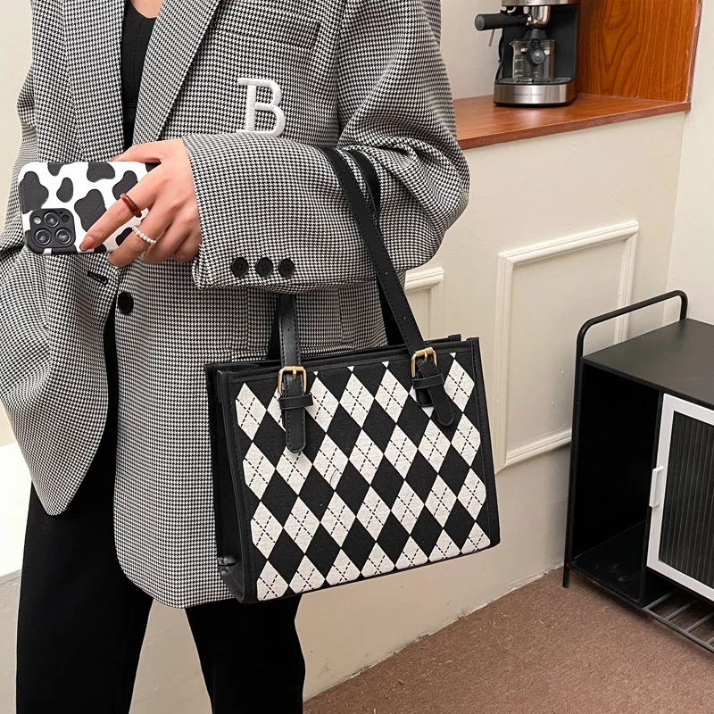 

Lingge design tot bag women 2021 new fashion leisure commuting ins autumn and winter simple single shoulder women's bag