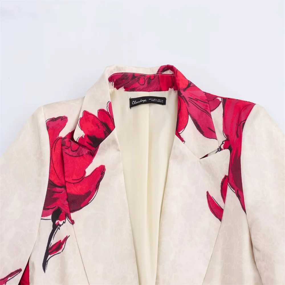 Костюм женский из куртки с длинным рукавом и брюк поясом на резинке