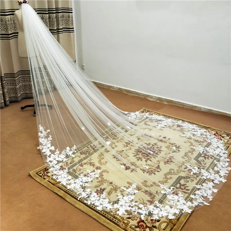 Однослойная свадебная фата с гребнем кружевным краем белая 2022 аппликацией в виде