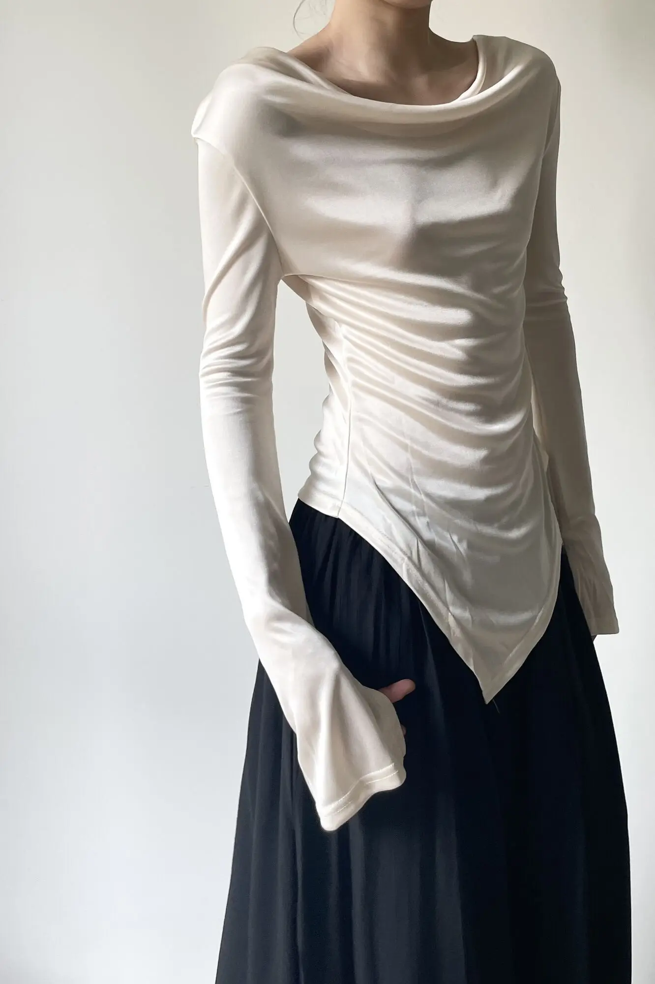 Футболка с асимметричным воротником и длинными рукавами