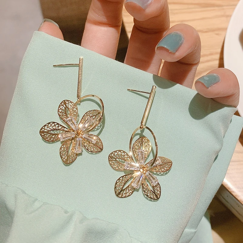

Fashion Flower Crystal Pendant Earrings for Women Korean Delicate Gold Color Earrings Temperament Versatile Jewelry Gift