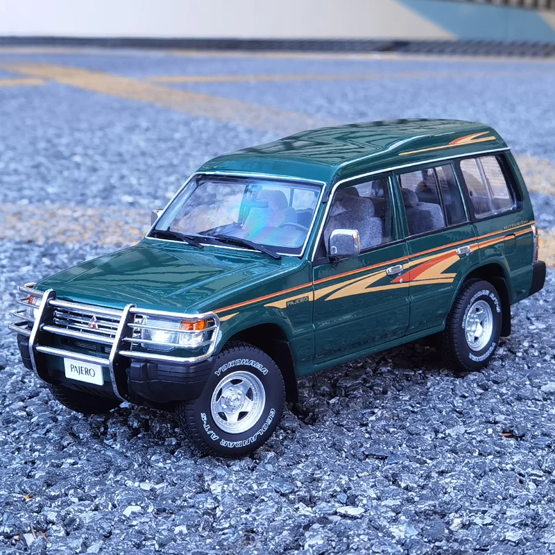 

1:18 Mitsubishi Pajero V31 Dark Green Silver White Die-cast Model Car Metal Toy Vehicles Simulation Collection Boy Gifts