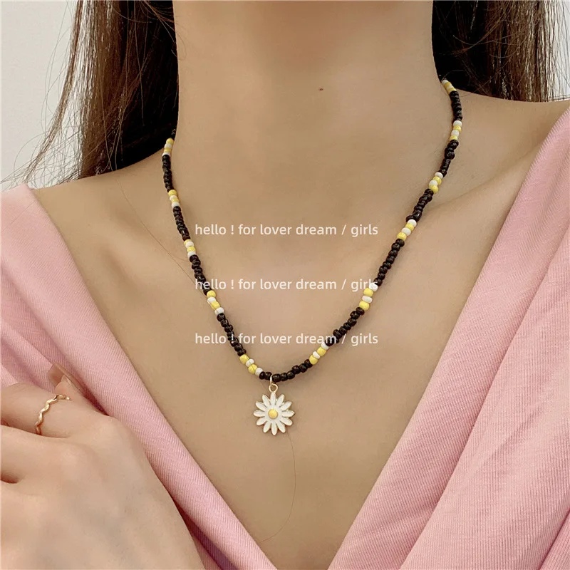 

New Transparent Black Crystal Beaded Necklace Sweet and Cool Girl Small Flower Charm Necklace