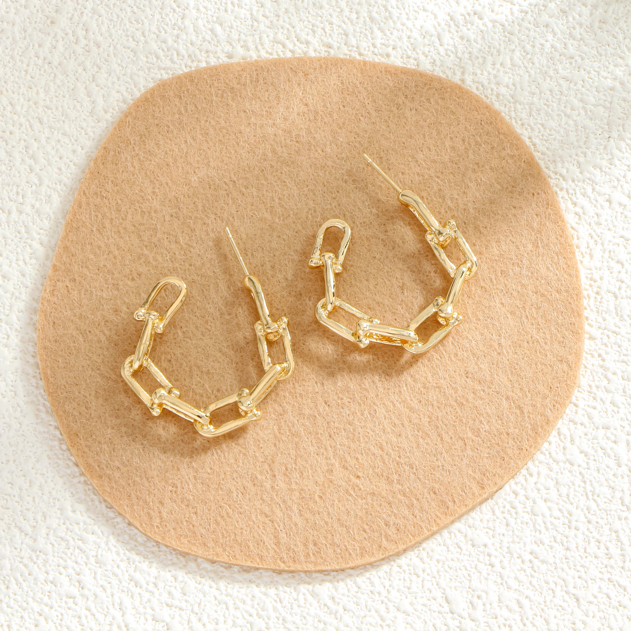 Простые серьги с-образной цепочкой с замком индивидуальные и элегантные