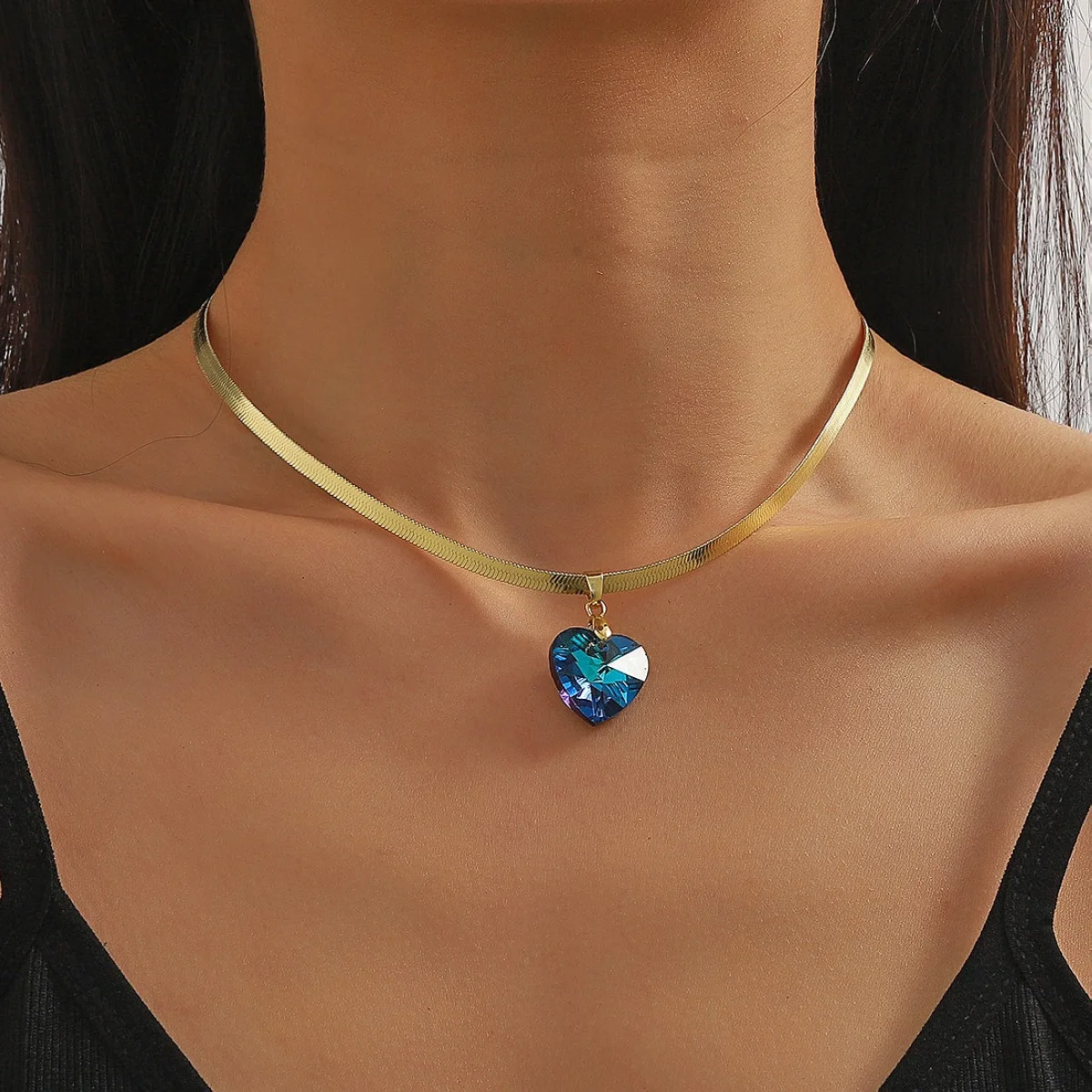 

Fashion Crystal Shining Love Heart Charm Necklace for Women Girls Gold Snake Chain Collar Jewelry Simple Kpop Summer Style