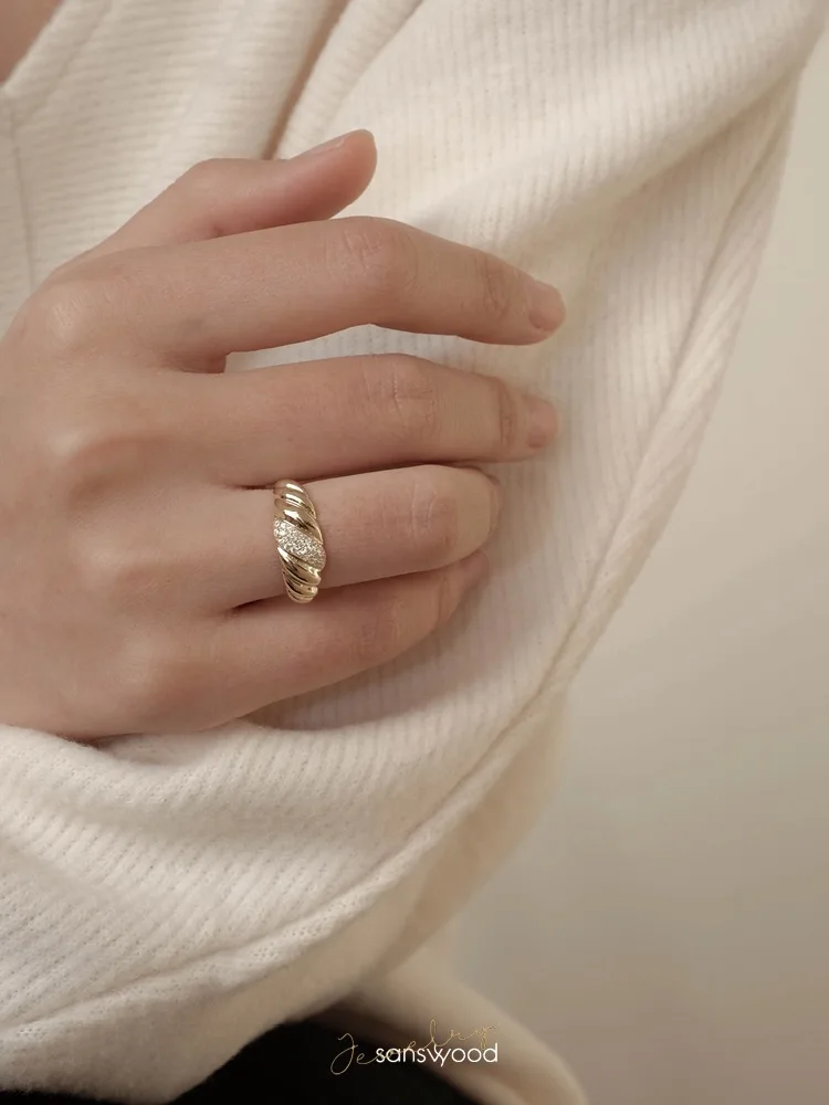 

Vintage Rings for Women Fashion Stripe Micro Inlaid Zircon Gold Color Chunky Croissant Finger Jewelry Female Accessories