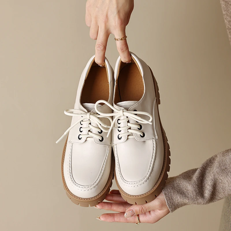 Броги на низком каблуке черные бежевые шнуровке