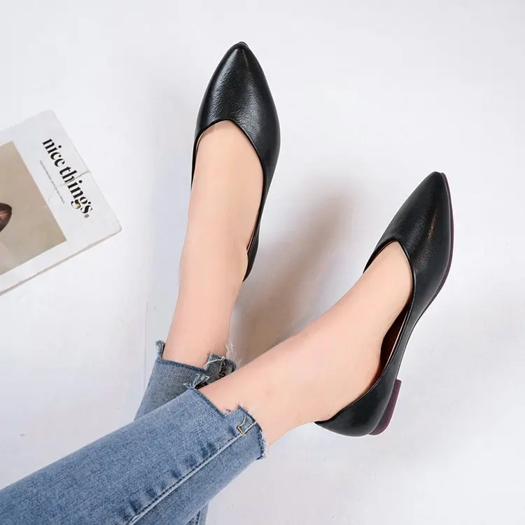 Легкие женские туфли с острым носком черные или бежевые однотонные весенние