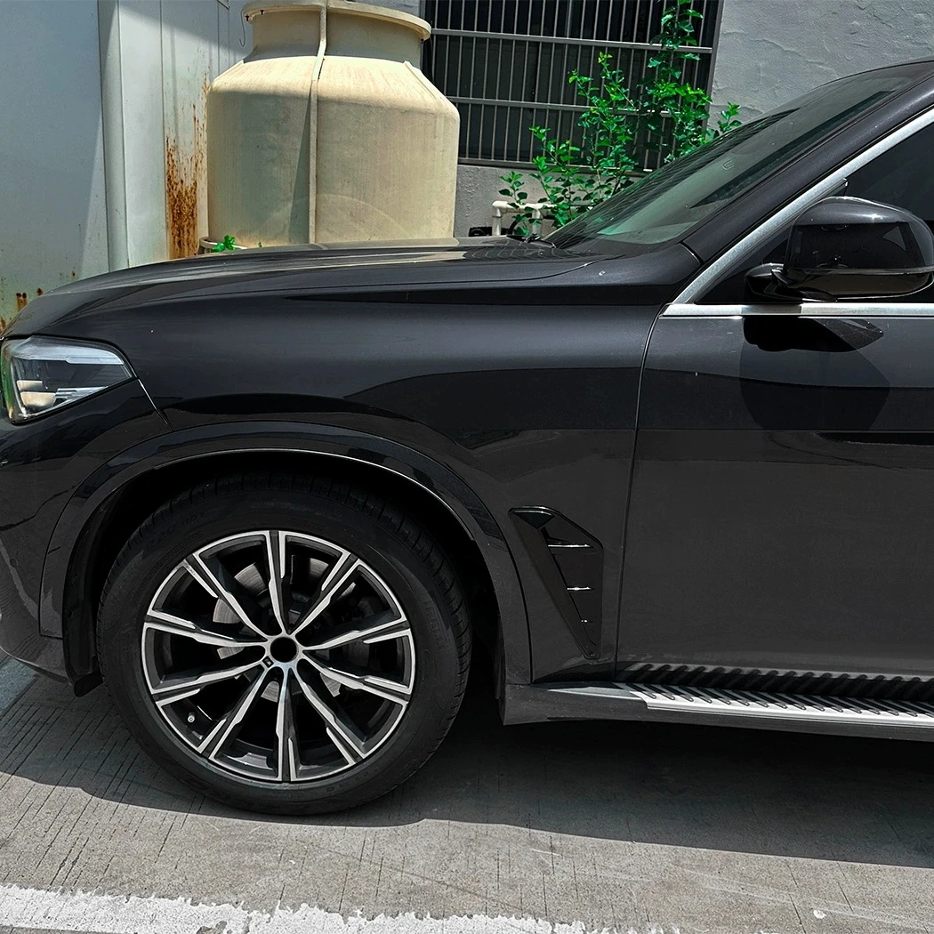 Фото Для BMW X5 G05 M-Sport: Накладки на боковые воздухозаборники (спойлеры) 2019-2022, глянцевый черный ABS, дизайн «Акулий плавник» №1